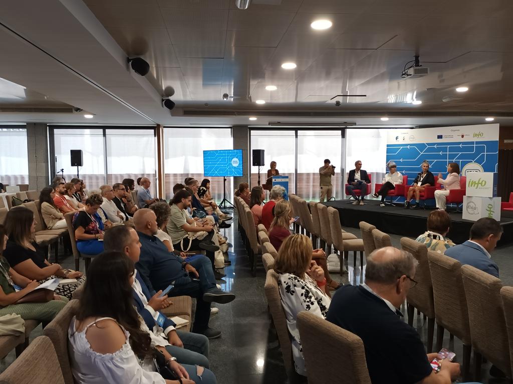 ArmadaAlvaro's tweet photo. Mesa redonda "Emprendiendo con la Economía Circular" con Rocío Asensio @Circubica, Inmaculada García #OVER, y Sandra Guevara #KATSI, moderada por Sergio Henales de @MurciaInicia 
#ForoNacionalADLS
#RedPuntoPyme
@infoRMurcia https://t.co/sv0vGf3T2N