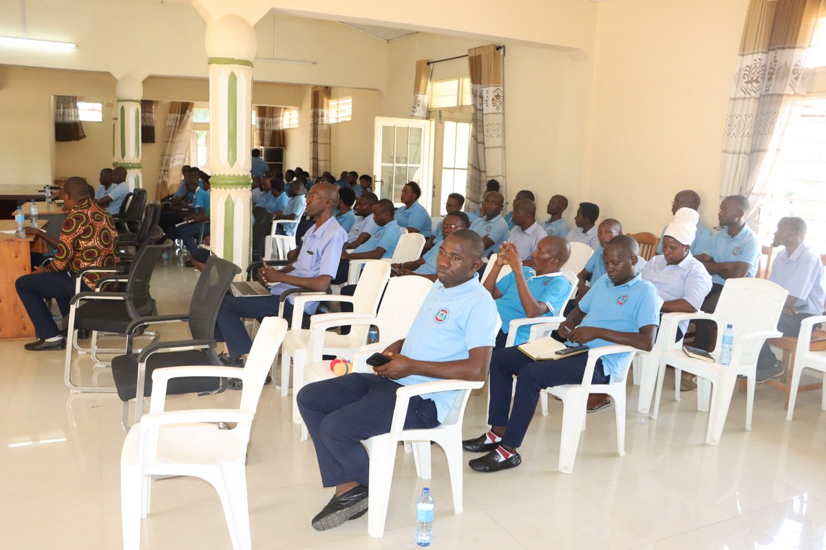 #Burundi #OnprInnovation Sous la conduite du Directeur Général <a href="/anastase_jean/">Hicuburundi Jean Anastase</a>, il se tien une réunion, en Assemblée Générale pour le personnel de l'#ONPR, ce 27/09/2024 dans la salle habituelle des réunions située dans ses enceintes.