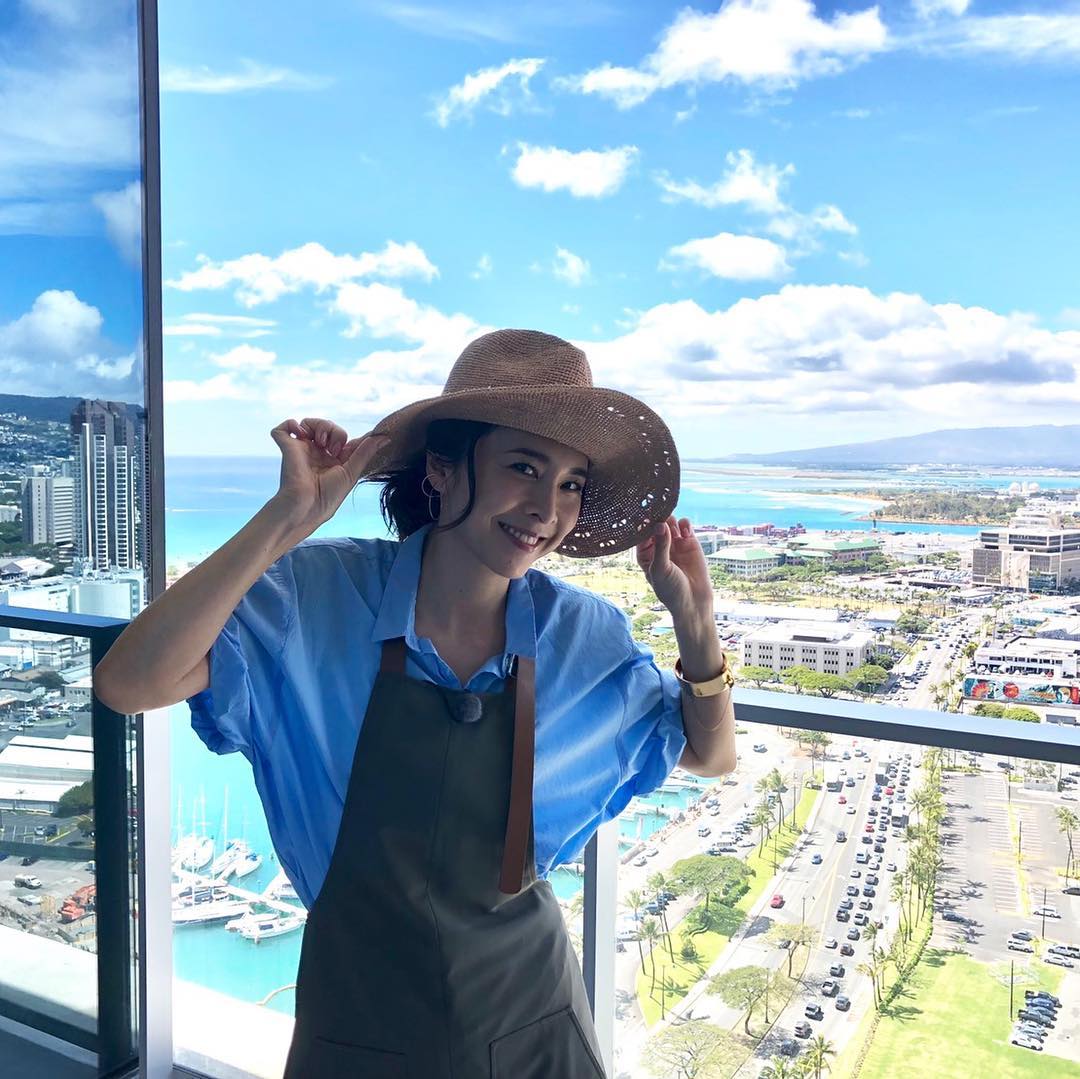 _TeeN7a's tweet photo. 今日は一段と苦しくて寂しくて胸がぎゅーってなる。結子さんがいない世界をまだまだ受け入れれそうになくて、今日という日に絶望する。いつもは心のなかで竹内結子って存在が私に元気くれてて、力くれてる。でも今日はきつい。でもね、今も昔も変わらず思うよ、ただ優しい風に包まれていてほしいって。 https://t.co/yCRFdUiZuJ