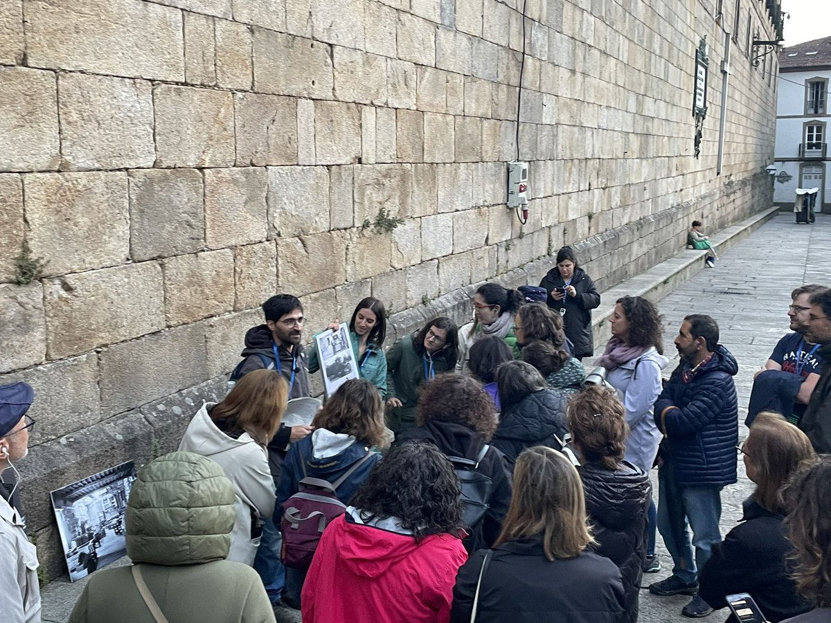 👣📸 Onte comezaron os paseos guiados ‘Ruth e o Leviatán’, un percorrido polos espazos de Compostela que retratou #ruthmatildaanderson

⚠️As prazas para os paseos con guía están esgotadas, pero podes facelo de xeito autoguiado en ruthmatilda.gal