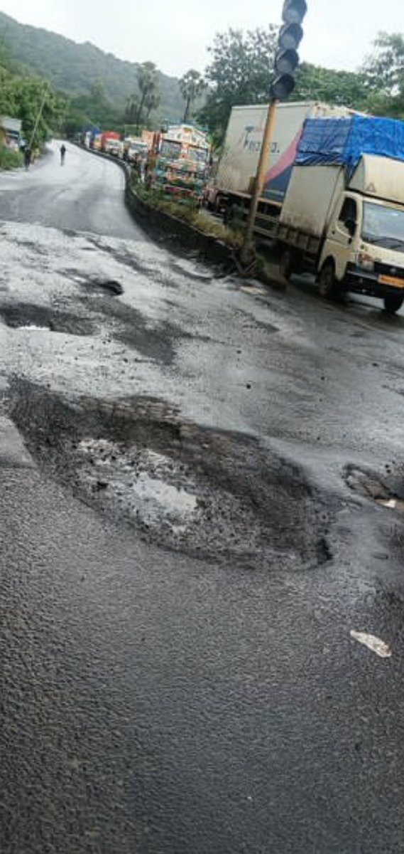 QueenofThane's tweet photo. Ghodbunder Road needs urgent repairing of potholes, and policy on heavy vehicles, or else such accidents will occur frequently. @MMRDAOfficial 
@CMOMaharashtra
@TMCaTweetAway 
#thane #mumbai https://t.co/NL0tVa5sjx