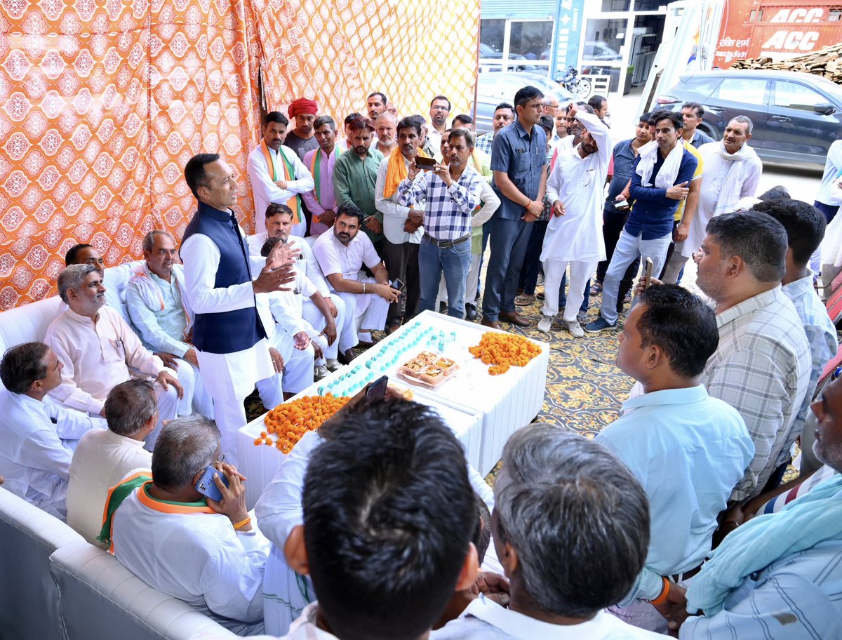 आज नरवाना विधानसभा में भाजपा के प्रत्याशी श्री कृष्ण बेदी जी के पक्ष में मतदान की अपील की। क्षेत्र में बढ़ते उत्साह और समर्थन को देखकर यह विश्वास और भी मजबूत हो गया कि जनता इस चुनाव में सही नेतृत्व का चयन करेगी, जो क्षेत्र की प्रगति और समृद्धि के लिए काम करेगा।