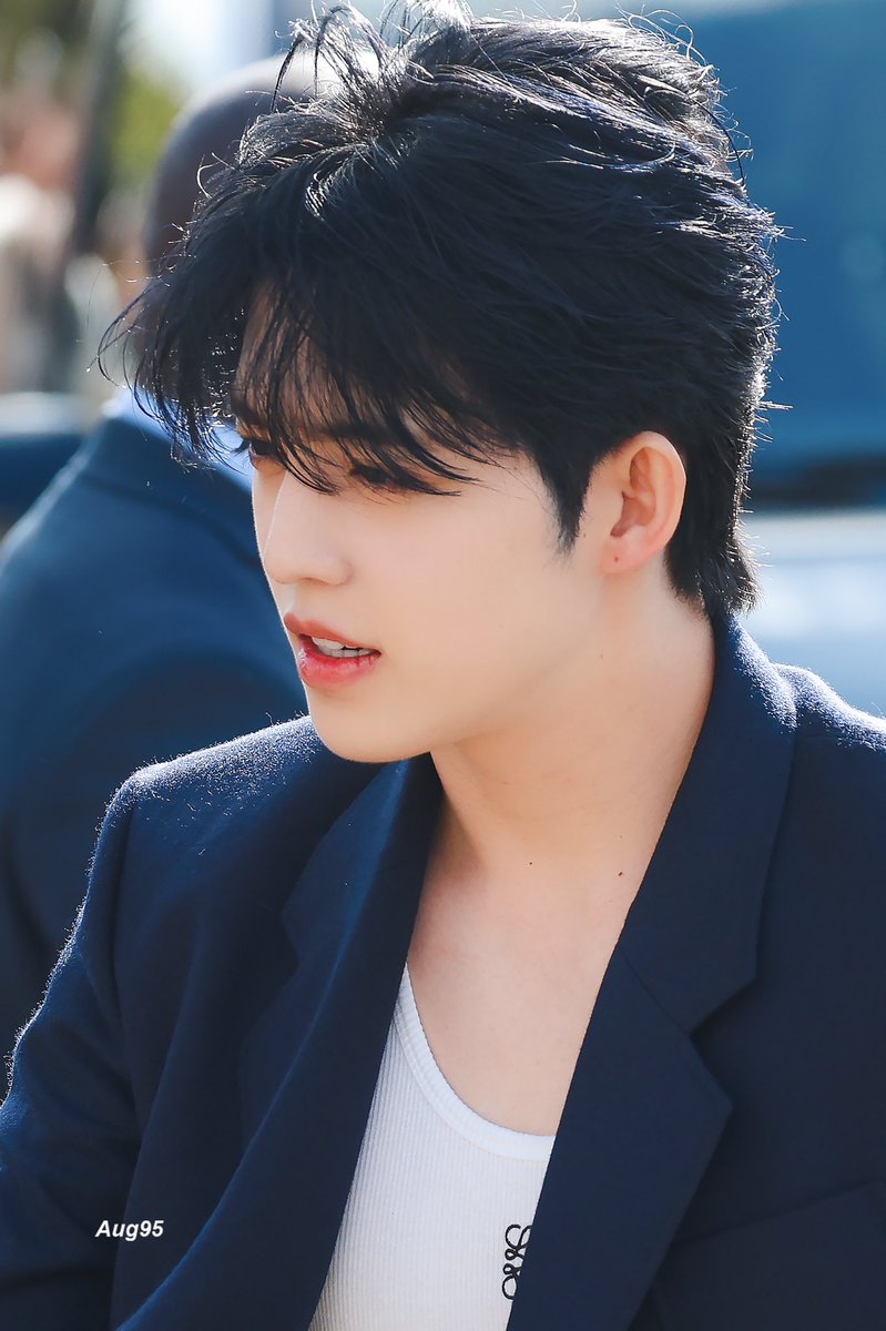 19950808_aug's tweet photo. 240927 LOEWE FASHION SHOW

#세븐틴 #SEVENTEEN 
#최승철 #승철 #에스쿱스
#SCOUPSxLoeweSS25 
#ParisFashionWeek #LoeweSS25 
@pledis_17 @LoeweOfficial https://t.co/R9hIGgJHw2