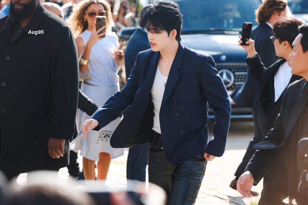 19950808_aug's tweet photo. 240927 LOEWE FASHION SHOW

#세븐틴 #SEVENTEEN 
#최승철 #승철 #에스쿱스
#SCOUPSxLoeweSS25 
#ParisFashionWeek #LoeweSS25 
@pledis_17 @LoeweOfficial https://t.co/R9hIGgJHw2