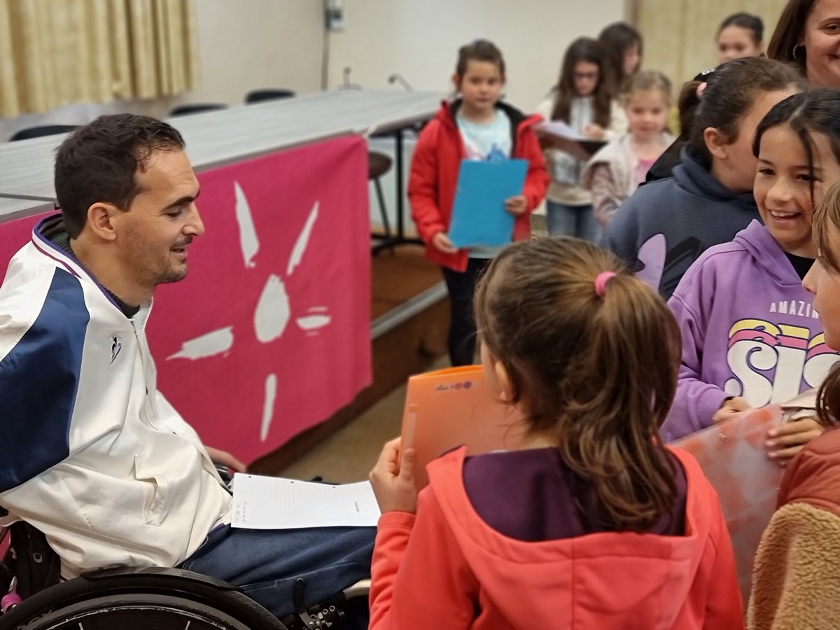Plus de 150 jeunes Châtelguyonnais se mobilisent avec <a href="/ELAOfficielle/">Association ELA</a>, engagée dans la lutte contre les leucodystrophies lors d'une dictée✍️organisée avec Adrien Chalmin, sportif paralympique de rugby fauteuil🏉en présence de Cédric Bionnier, conseiller délégué à la Vie Scolaire👍