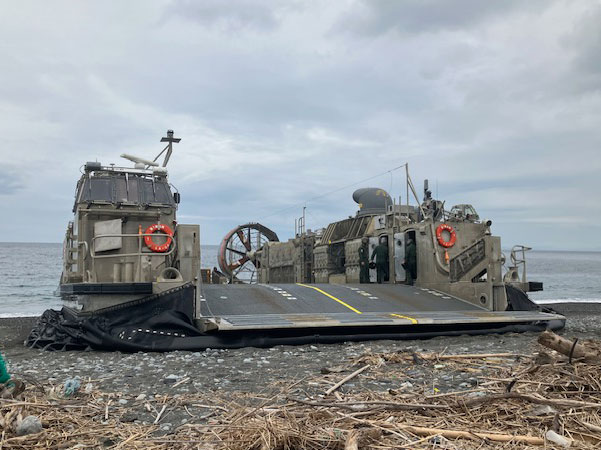 本部】 沼津市今沢海岸で #エアクッション艇(#LCAC)の巨大なプロペラや