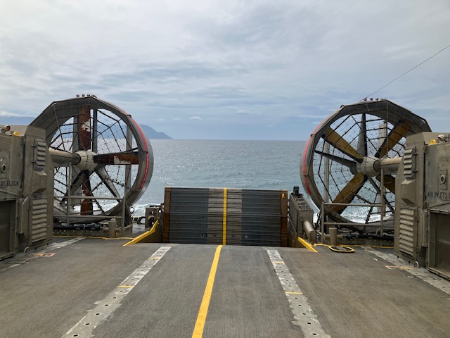 本部】 沼津市今沢海岸で #エアクッション艇(#LCAC)の巨大なプロペラや