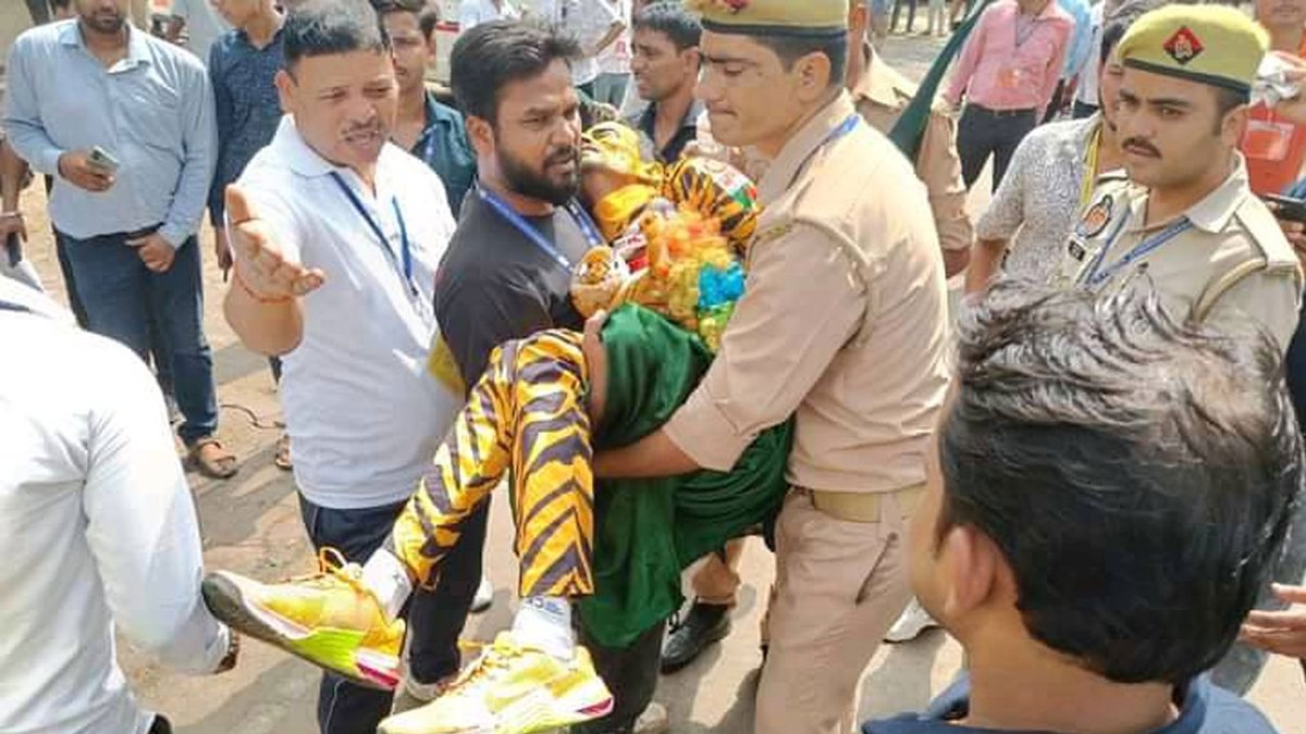 PREMIUMERZA's tweet photo. 🚨🚨🚨 BREAKING: Bangladeshi fan admitted to hospital after being attacked by Indian supporters in Stadium during Kanpur Test [DhakaPost] 🇧🇩🇮🇳

SHAME, SHAME, SHAME
And you'll see the rubbish organisation named @ICC will do nothing because it's "INDIA" https://t.co/AI1l24veoT