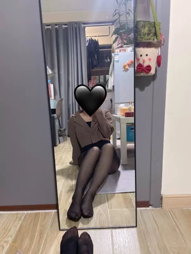 chelonian1983's tweet photo. 偷窥一眼就早泄了？
贱狗的长根🐔巴就是发情的开关！
让女神尽情的羞辱调教使用你这条贱狗是你的必修课傻逼！👇🖕#女s #男m #上贡奴 #调教男奴 #榨精 #榨金 #女尊男卑 #四爱女s  #女攻男受 https://t.co/Bjef5wryBq