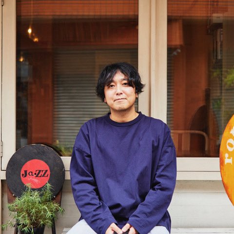 each_story's tweet photo. Thand Ntuli 初来日 東京公演決定！！

EACH STORYで出演が決まっている南アフリカのジャズピアニストのThandi Ntuli 、ソロ公演を東京・代官山の 晴れたら空に豆まいて で開催します。DJには、音楽ライターの 柳樂光隆 さんにお願いしました。かなり貴重なライブになりますので本編に来れない方は是非ご参加ください。

ピアノとヴォイスのミニマリズム、揺るぎないピアノの力強さ。
新世代の南アフリカ・ジャズ・ミュージシャンとして注目を集めるピアニスト “ Thandi Ntuli “ 初来日ソロ 東京公演決定！！

会場：晴れたら空に豆まいて

出演：Thand Ntuli ( LIVE ） /  柳樂光隆 ( DJ )

日程：10月8日（火）
OPEN 19:00 ( DJ : 60min）  / START 20:00 ( LIVE : 60min )
CLOSE 22:00 ( DJ : 60min）

料金：前売り ¥6.000_ / 当日 ¥7.000_
https://t.co/HnNKFnGW7R

情報解禁 / チケット販売 : 2024/9/13（金）

イベントHP : https://t.co/F8OeQhJdvb

コメント

柳樂光隆 (音楽ライター、DJ、ラジオパーソナリティ、エデュケーター )

少なくともアメリカやイギリスではこんな演奏をするピアニストを僕は見たことがなかった。現代のジ���ズの技術を身につけながら、そこに自身が受け継いだ南アフリカのジャズの系譜を織り交ぜる彼女の音楽には南アフリカの歴史が色濃く反映されている。彼女の名を知らしめた『Exiled』ではポスト・アパルトヘイトに向き合い、時に嘆き、悲しみながら音楽を紡ぐ姿を見せたが、シカゴのレーベルinternational Anthemからリリースした最新作の『Rainbow Revisited』ではその情感を反転させたように、南アフリカの現状をポジティブに捉え、心が癒されるようなピアノをも奏でてみせた。極上のピアノに独学とは思えない歌を組み合わせた表現力豊かな彼女の音楽は急速に発展している南アフリカのシーンの中でも突出した才能のひとりと言って間違いないだろう。まさに待望の来日、見逃す手はない。

Shhhhh（DJ）

アフリカのどこかの民族のチャントやムビラを聴いてるかのような不思議なピアノ音楽。不思議な静けさはエマホイを思い出したり。待望の初来日です。

原雅明（ 音楽ジャーナリスト/ライター、レーベルringsのプロデューサー ）

実は、Thandi Ntuliの全貌を未だに知らない。コンテンポラリーなジャズ・ピアノを美しく弾いたかと思えば、カルロス・ニーニョと南アフリカのルーツに根ざしたスピリチュアルなサウンドスケープを作り、オーガニックなネオソウルのシンガー然とした歌も聴かせる。ただ、彼女のピアノと歌はいつも特別の響きを持っていて、ただただ惹きつけられてきた。EACH STORYと単独公演で、彼女のパフォーマンスに向き合えることは楽しみでならない。
