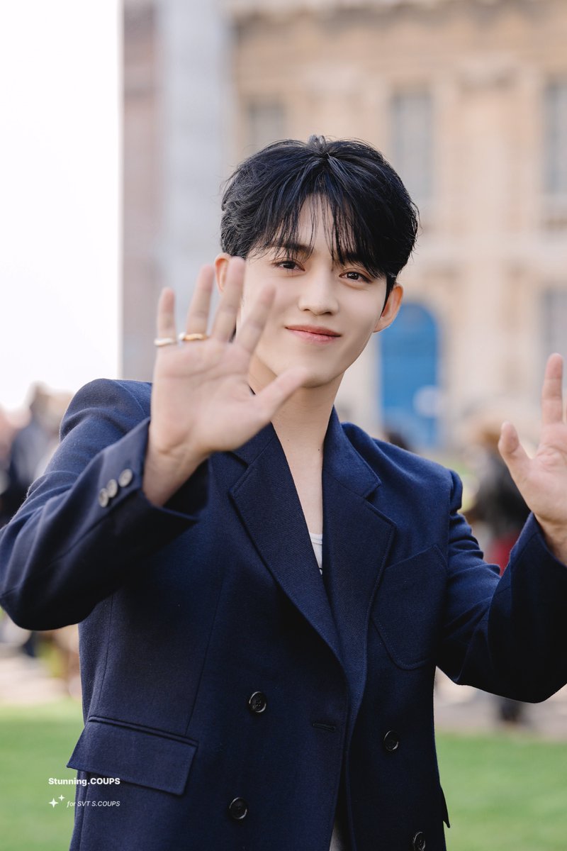 Stunning_COUPS's tweet photo. 240927 LOEWE

#SCOUPSxLoeweSS25
#ParisFashionWeek #LoeweSS25
#에스쿱스 #SCOUPS 
#승철 #최승철 
#세븐틴 #SEVENTEEN
@pledis_17 @LoeweOfficial https://t.co/cKWBwll9Et