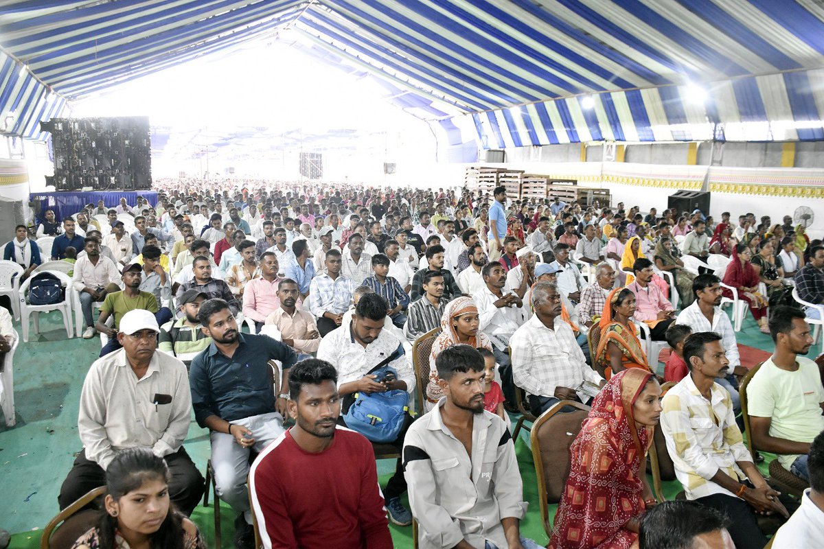 Milind_dave09's tweet photo. દાહોદમાં જિલ્લા કક્ષાનો ૧૪ મા તબક્કાનો ગરીબ કલ્યાણ મેળો પંચાયત અને કૃષિ મંત્રીશ્રી (રા.ક.) બચુભાઈ ખાબડસાહેબની  પ્રેરક ઉપસ્થિતિ હેઠળ શ્રીરામ પાર્ટી પ્લોટ ખાતે યોજાયો.#GaribKalyanMela @CMOGuj @CollectorDahod @DahodDdo @GujDCoffice https://t.co/5egUenqZDK