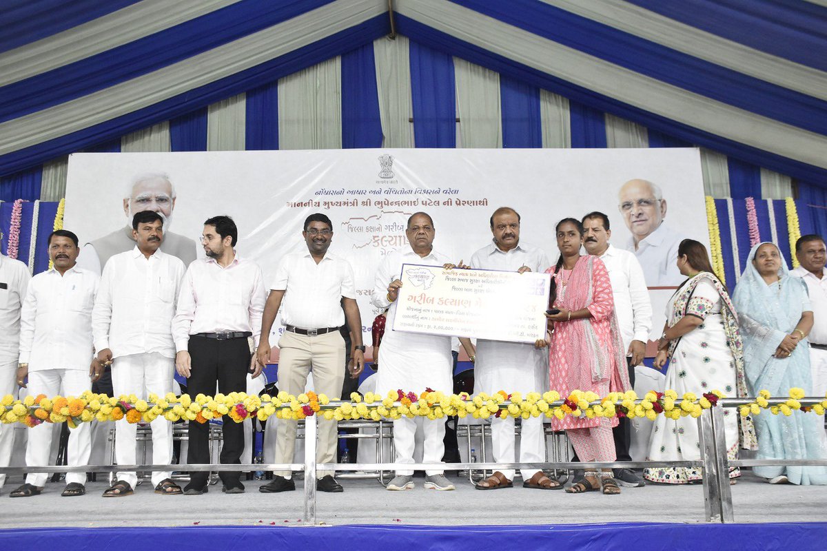 Milind_dave09's tweet photo. દાહોદમાં જિલ્લા કક્ષાનો ૧૪ મા તબક્કાનો ગરીબ કલ્યાણ મેળો પંચાયત અને કૃષિ મંત્રીશ્રી (રા.ક.) બચુભાઈ ખાબડસાહેબની  પ્રેરક ઉપસ્થિતિ હેઠળ શ્રીરામ પાર્ટી પ્લોટ ખાતે યોજાયો.#GaribKalyanMela @CMOGuj @CollectorDahod @DahodDdo @GujDCoffice https://t.co/5egUenqZDK