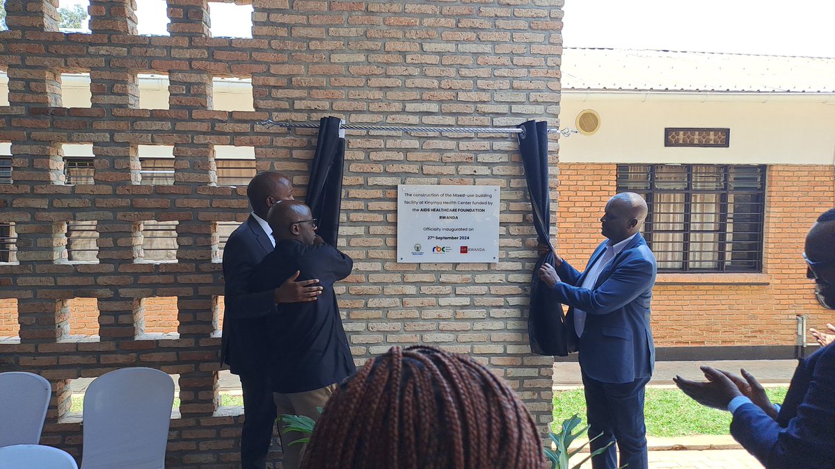 Kinyinya_Sector's tweet photo. Birimo kuba: Gutaha ku mugaragaro inyubako nshya yubatswe mu Kigo Nderabuzima cya Kinyinya izajya ifasha abakeneye serivise bose zerekeranye na Virus Itera SIDA .@RwandaHealth .@CityofKigali .@Gasabo_District .@ahfrwanda https://t.co/VE55nUlcAf