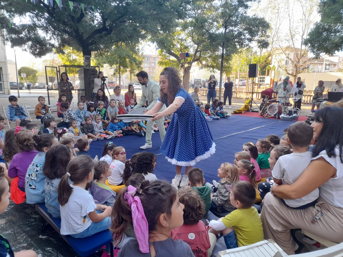 EscolesAC's tweet photo. 💜 Avui i demà, l'equip #EscolesAC estarà al @FestivalFITKAM acompanyant en les regidories i posant-se al dia de les noves propostes escèniques!
#EquipAC, que vagi genial! 🤘 https://t.co/o6EhvCiH7Y