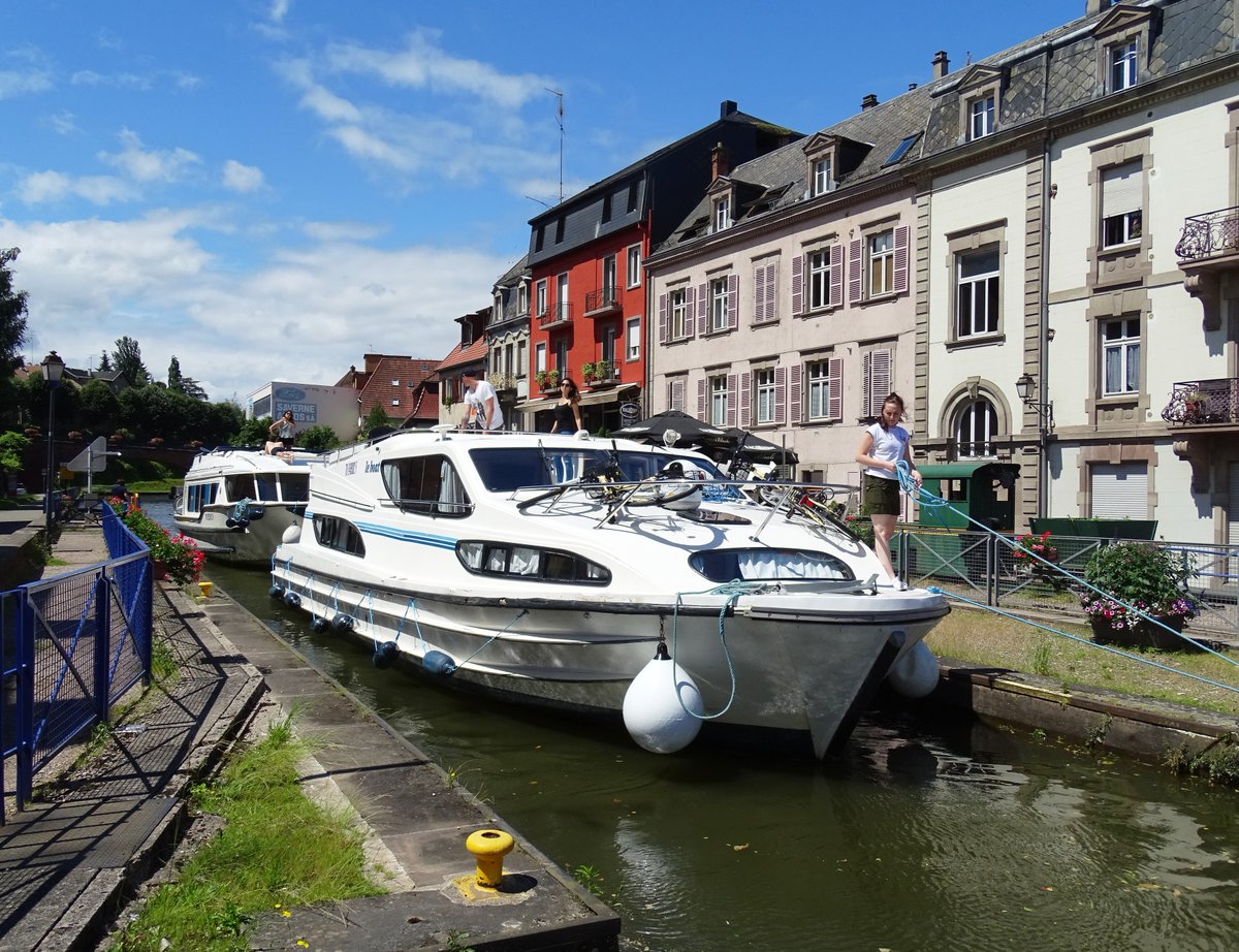 alphacroisiere's tweet photo. Inventions géniales, les écluses rythmeront très souvent votre  journée. Ce sont des ouvrages magnifiques et faciles à franchir. Envoyez-nous vos plus belles photos d'écluses. 
#alphacroisiere #bateauxsanspermis #boatingholidays #locationdebateaux #alquilerdebarcos #houseboat https://t.co/spe5teDTiB