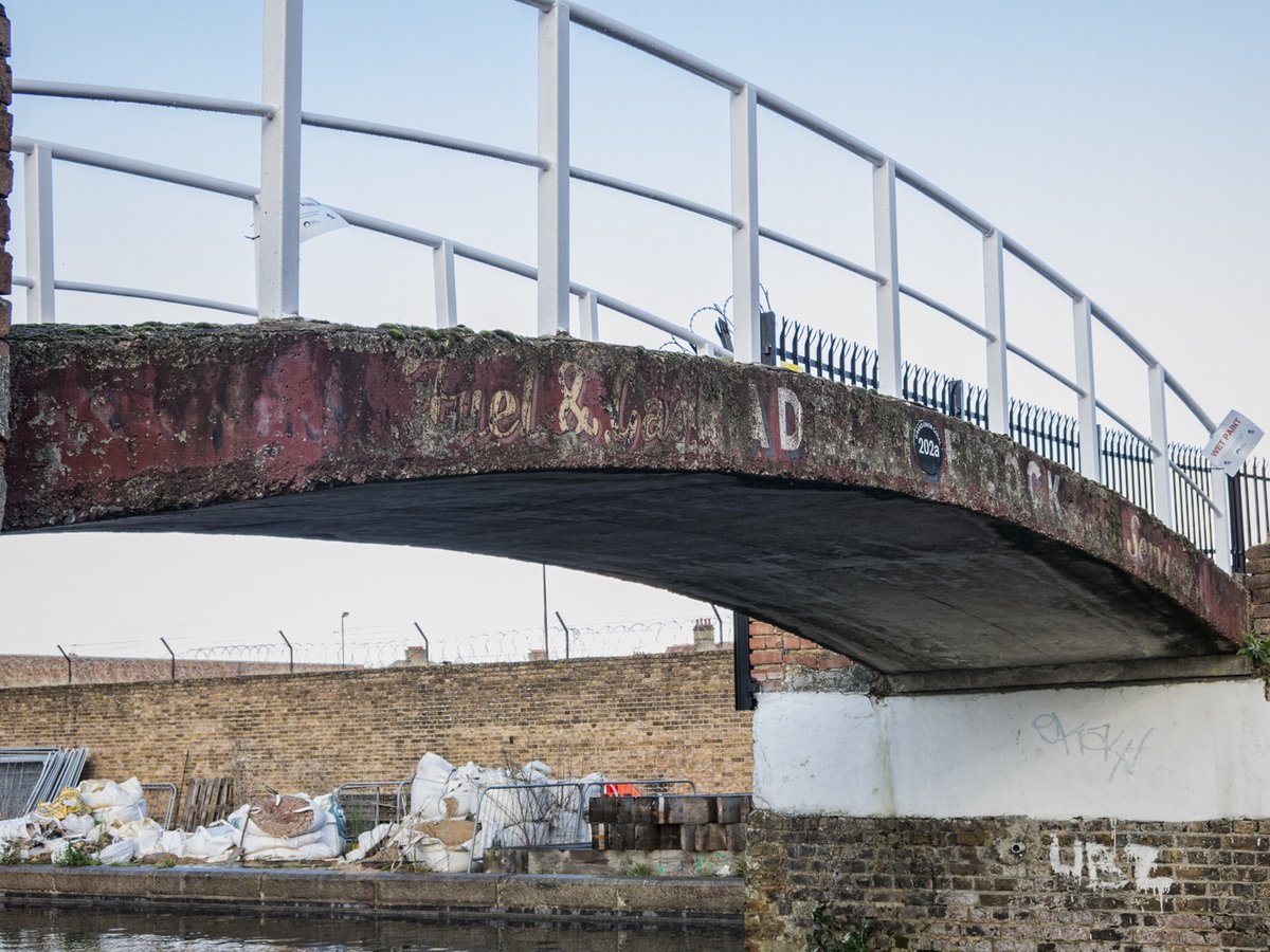 plw1053's tweet photo. Adelaide dock Grand Union with Paul's bridge, back in the day... part of towpath taskforce
#plw1053 #PhotographyIsArt #tenfiftythreeimages #waterways #boatsthattweet @CRTBoating
 @IWA_UK #adelaidedock #grandunion @NABO_Official
@The_RPSLondon #towpathtaskforce @CanalRiverTrust https://t.co/fZQ4jUYU20