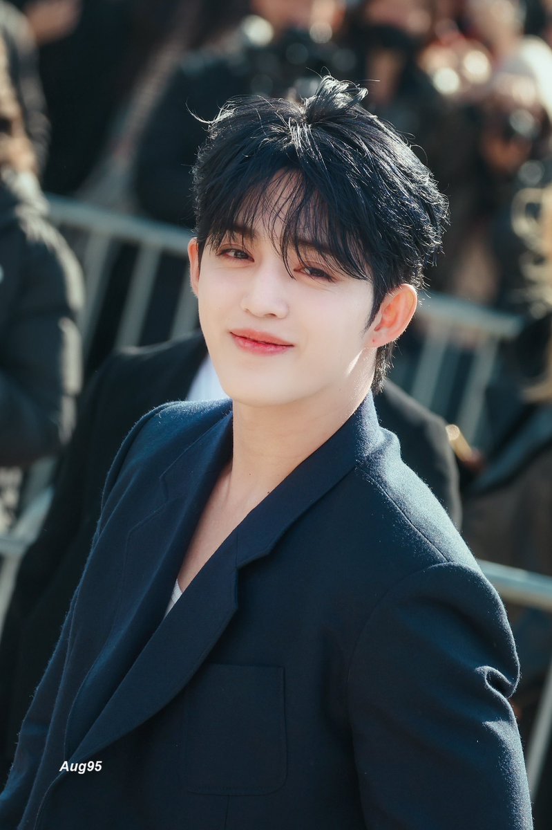 19950808_aug's tweet photo. 240927 LOEWE FASHION SHOW

#세븐틴 #SEVENTEEN 
#최승철 #승철 #에스쿱스
#SCOUPSxLoeweSS25 
#ParisFashionWeek #LoeweSS25 
@pledis_17 @LoeweOfficial https://t.co/lvI0Nckzc4