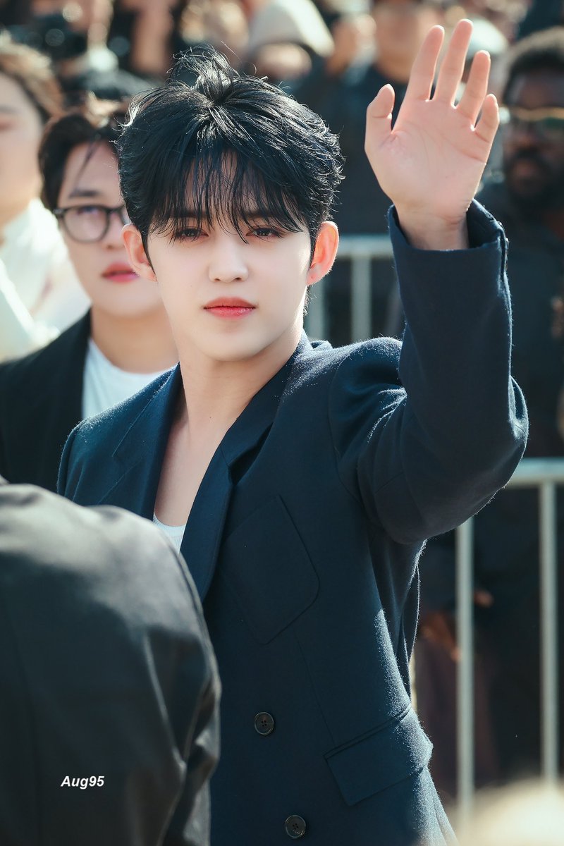 19950808_aug's tweet photo. 240927 LOEWE FASHION SHOW

#세븐틴 #SEVENTEEN 
#최승철 #승철 #에스쿱스
#SCOUPSxLoeweSS25 
#ParisFashionWeek #LoeweSS25 
@pledis_17 @LoeweOfficial https://t.co/lvI0Nckzc4