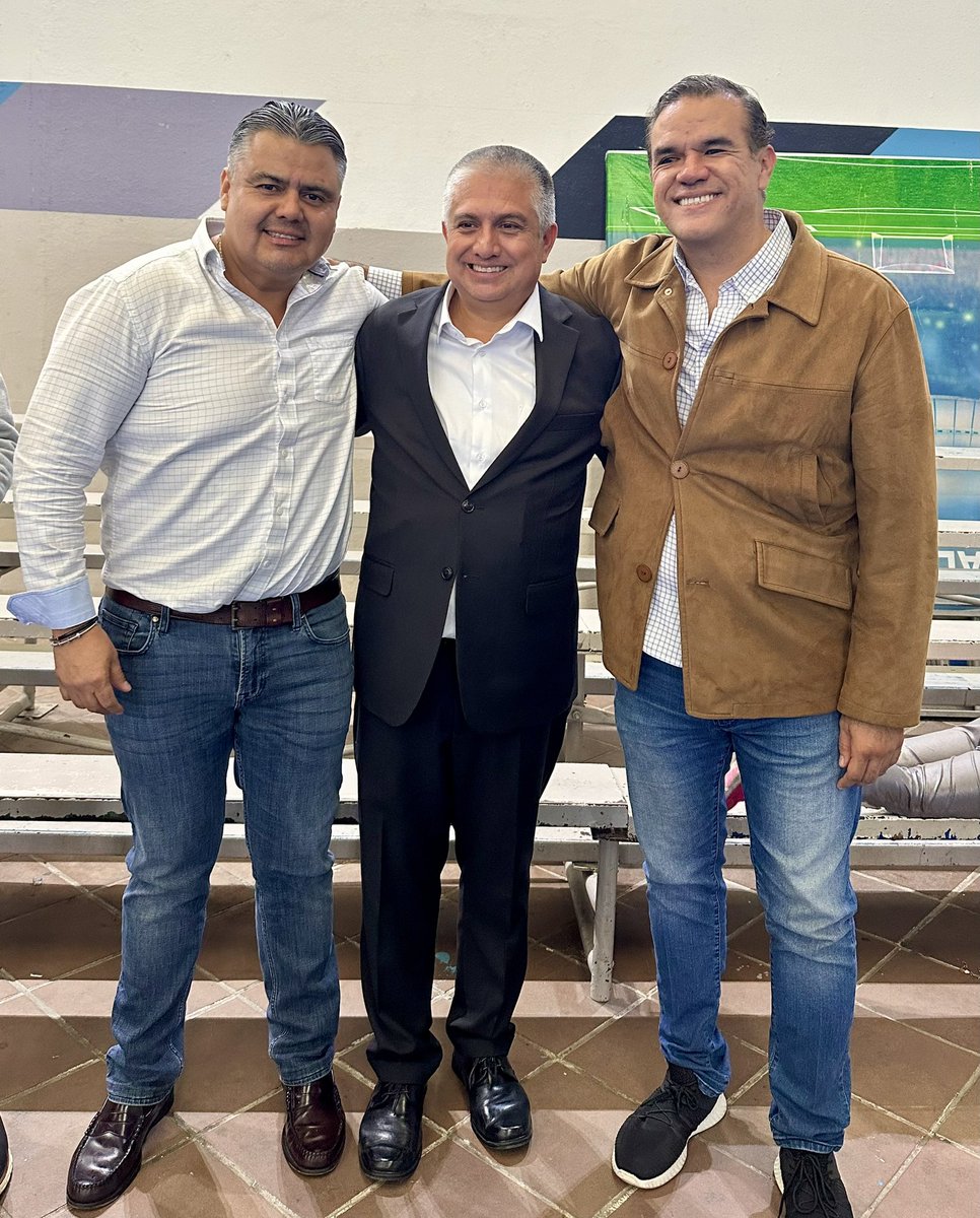 jjmacield's tweet photo. Felicidades a mi amigo @sinuhepiedragil por la instalación de la 61 periodo legislativo en el Estado de Querétaro. En hora bueno y mucho éxito que sabremos la tendrás. @Luis__Humberto , @mauricioruizo https://t.co/2OUiA6IXLU