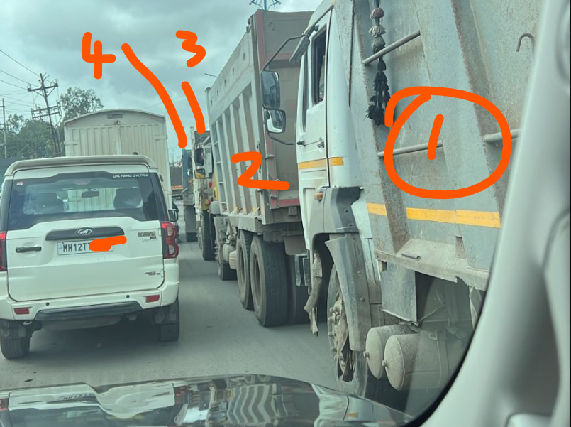 mitech666's tweet photo. @punekarnews @CPPuneCity @PuneCityPolice Strict rules for school buses / tankers / tempos/autos.
But dumper truck getting "damaad"treatment (no numberplates / no brake lights / pressure horn. Not bothered about FC PUC RC)
Why different yardsticks ?
 @CPPuneCity issue order to have tail light &amp; numberplate for dumpers https://t.co/LXHzMJF26q
