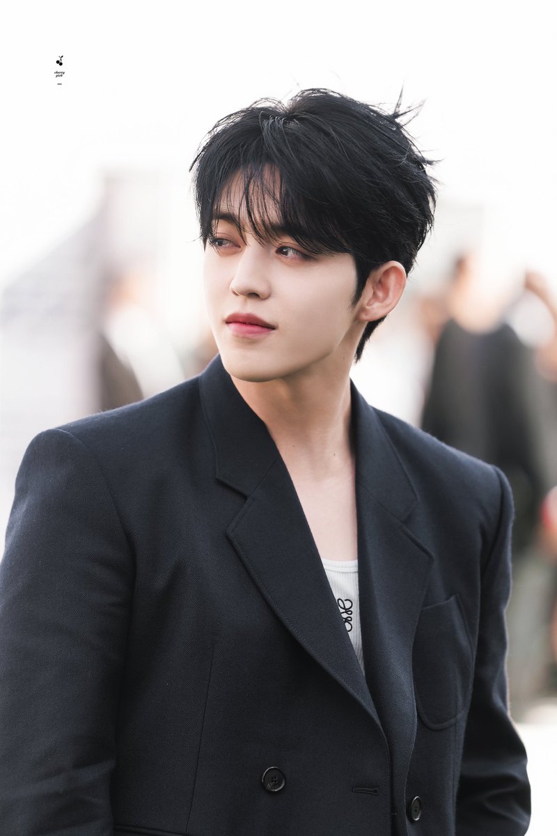 Cherrypick0808's tweet photo. 240927 LOEWE

#에스쿱스 #SCOUPS #승철 #최승철
#세븐틴 #SEVENTEEN
 @pledis_17
#SCOUPSxLoeweSS25 
#ParisFashionWeek #LoeweSS25 
@LoeweOfficial https://t.co/LtC3WnNE6J