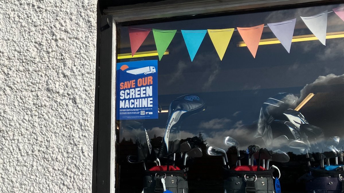 screen_machine's tweet image. We've sent out posters to spread word about our campaign. On #Gigha, our usher Marion has it in her car window, while Isobel, our usher in #Brodick, put it in the golf shop. Where have you spotted one of our posters?

Visit crowdfunder.co.uk/p/save-our-scr… to donate. #saveourscreenmachine