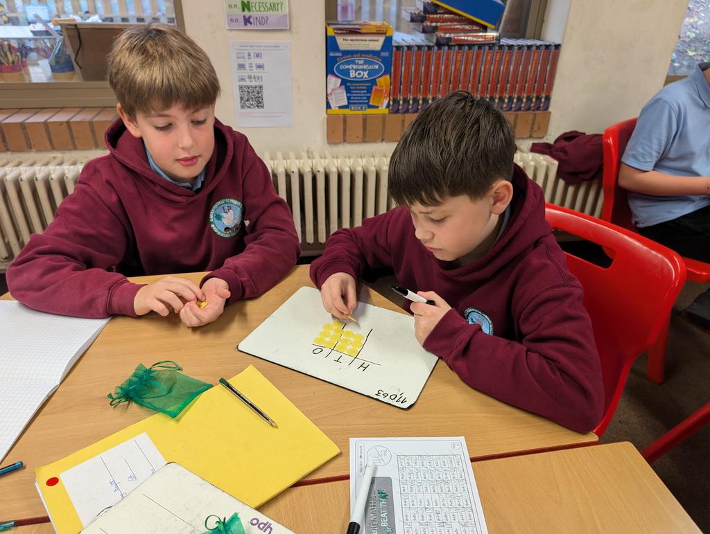 LPCommunity_'s tweet image. The pupils in Blwyddyn Chwech are using different resources and methods to explain the concept of subtraction and why we exchange.
#solvingproblemsandsharingideas