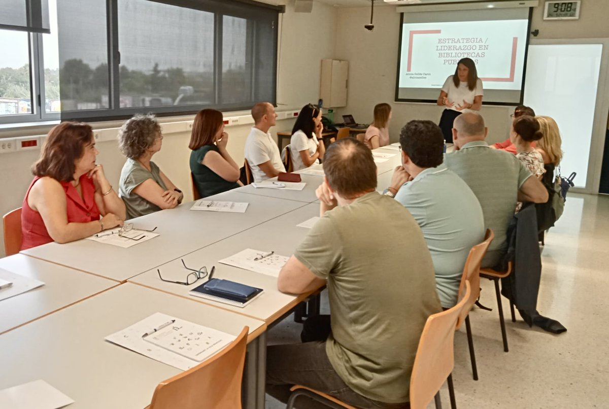cobdcv's tweet photo. 🙌Prop de 700 alumnes i alumnes s’han format ja amb el #COBDCV aquest any!

📚Aquesta setmana la nostra companya @aliciaselles ha impartit el taller sobre estratègia i planificació de les biblioteques. 

Descobreix com va ser el taller 👇
https://t.co/wt1GR8cyT8 https://t.co/UYSwi2yRlv