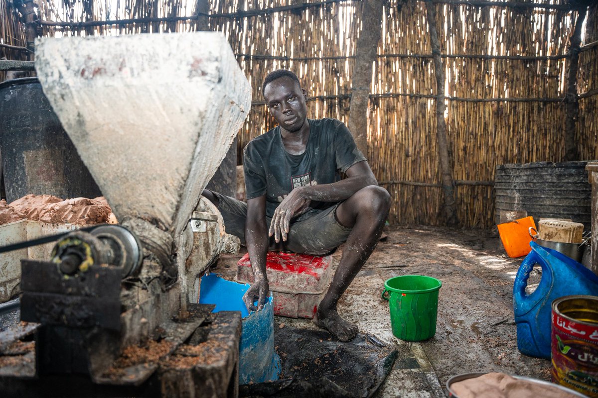 isaac_buay's tweet photo. 24-year-old Both Kai grinds through his 9-5 in a makeshift workshop at Bentiu IDP camp, South Sudan. Despite the heat, diesel fumes, and power shortages, his determination shines. Kai’s hustle is a testament to resilience in the face of hardship.

#documentaryphotography #Canon https://t.co/gOoQYKJyGE