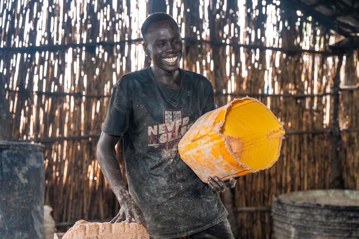 isaac_buay's tweet photo. 24-year-old Both Kai grinds through his 9-5 in a makeshift workshop at Bentiu IDP camp, South Sudan. Despite the heat, diesel fumes, and power shortages, his determination shines. Kai’s hustle is a testament to resilience in the face of hardship.

#documentaryphotography #Canon https://t.co/gOoQYKJyGE