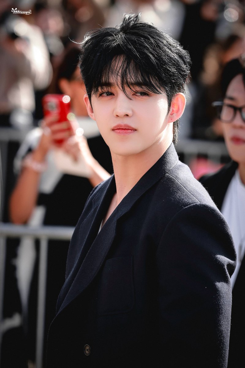 KKuCoups's tweet photo. 240927  LoeweSS25

#SCOUPSxLoeweSS25 
#SCOUPS #에스쿱스 #승철 #최승철
#エスクプス
#세븐틴 #SEVENTEEN
#ParisFashionWeek #LoeweSS25 
@pledis_17 @LoeweOfficial https://t.co/adSZAskNyy