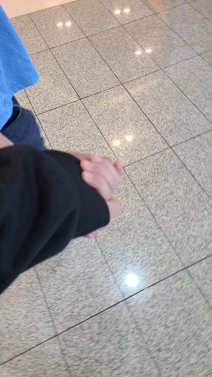 jjabrikesoup's tweet photo. 애들 현체 가서 손잡고 다니라 해서 쌍둥이들 손 잡고 다니면서 "아들 가자" 이러니까 애들이 "에?!" 이럼 ㄱㅇㅇ... https://t.co/QOKZsMqJ7O
