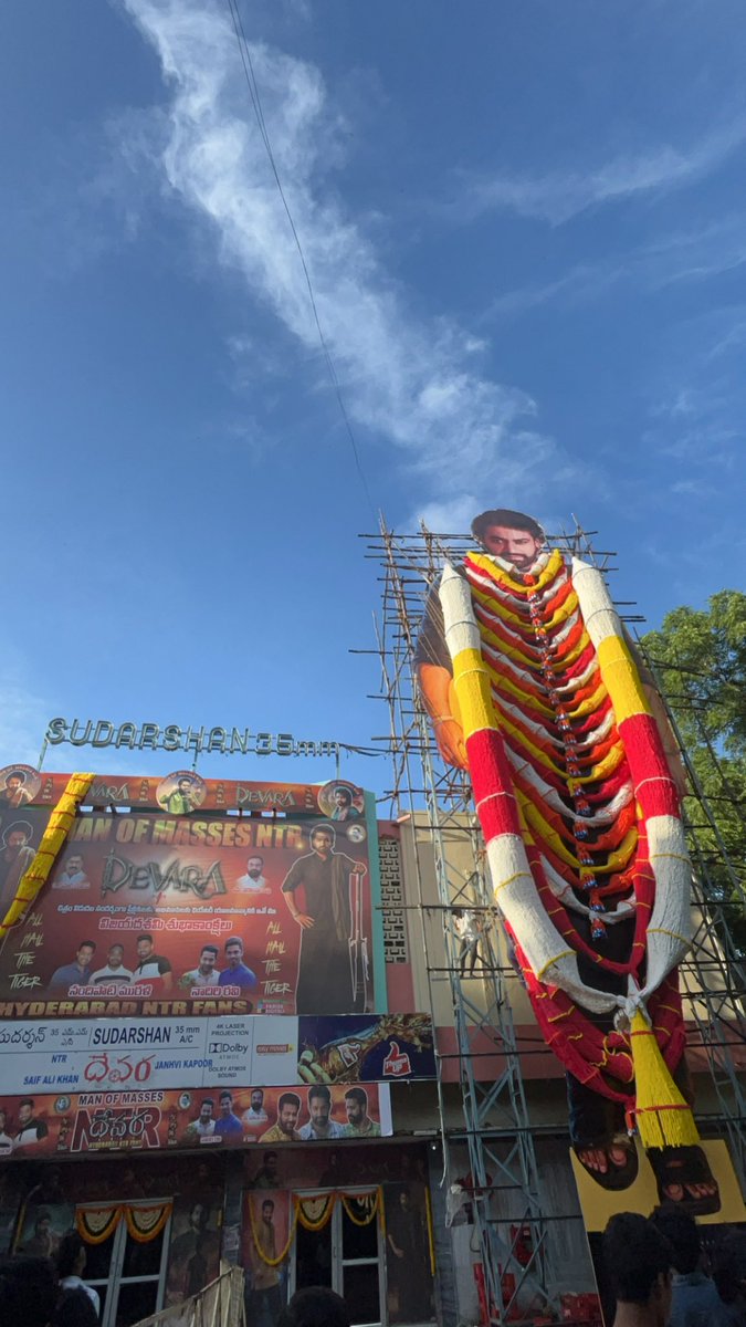 madhuriadnal's tweet image. Jr NTR’s #Devara release celebrations took a dangerous turn when a giant cutout caught fire at a #Sudarshan 35mm Rtc X Road #Hyderabad theater, causing panic among fans. Videos of the incident are going viral.

#DevaraCelebrations #DevaraReview #DevaraOnSep27th