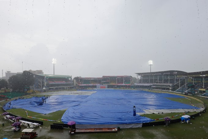 ddsahyadrinews's tweet image. 🇮🇳 vs 🇧🇩

🌧️कानपुर इथल्या दुसऱ्या कसोटी क्रिकेट सामन्याचा आजच्या पहिल्या दिवसाचा खेळ पावसामुळे थांबवला. 

♦️ नाणेफेक जिंकून भारताचं प्रथम क्षेत्ररक्षण.

 107-3  (35 Ov )

#TeamIndia #INDvBAN #Cheer4Bharat
