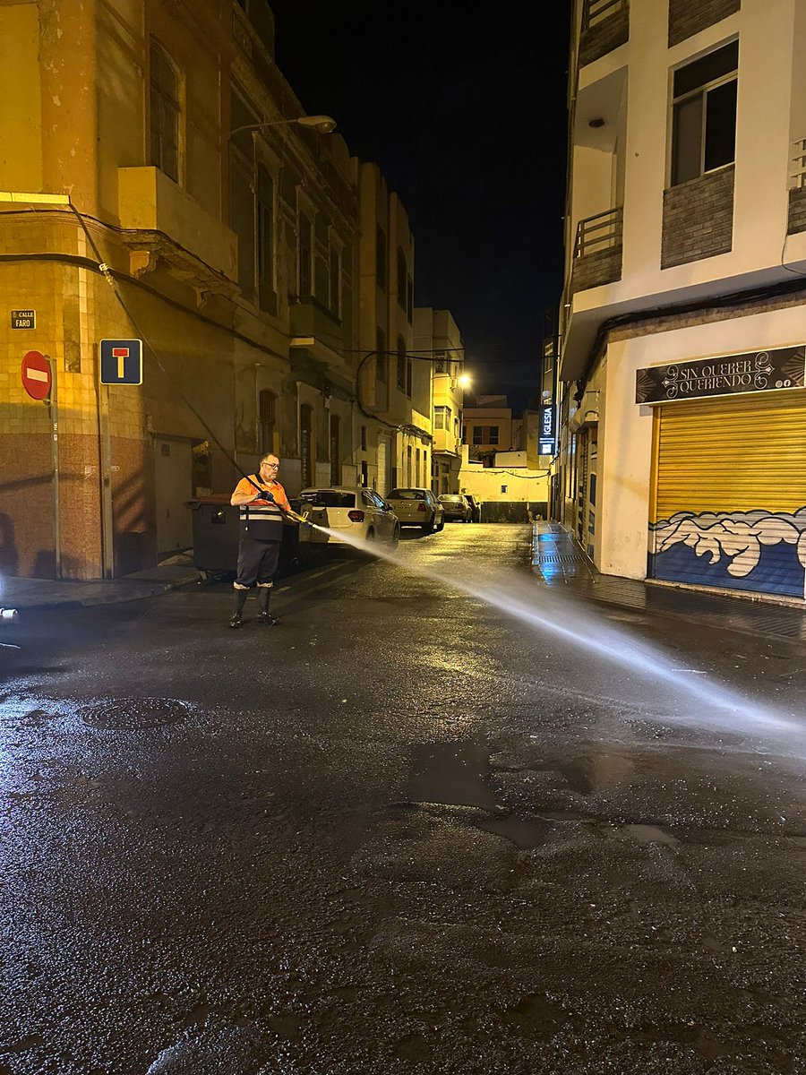 HectorJAleman's tweet image. Actuaciones de saneamiento en el barrio de La Isleta en @DistritoPuerto