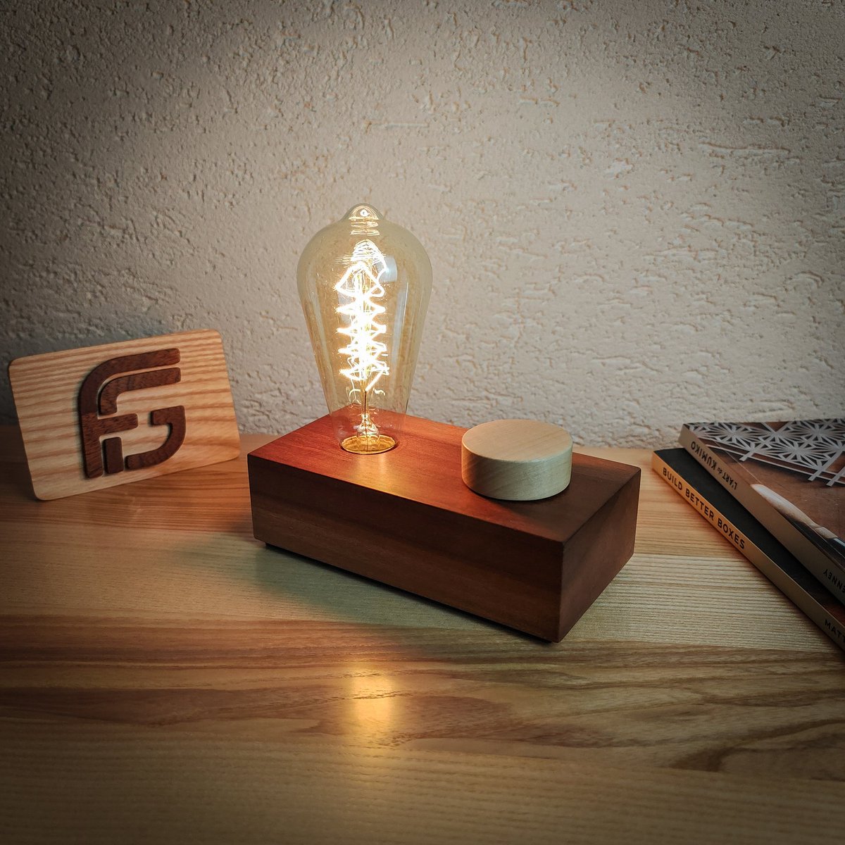 FG_maker's tweet photo. Lampe avec variateur intégré
En bois massif, kotibé et érable sycomore. Finition cirée ! Ampoules à filament incandescent💡
Disponibles sur la boutique Etsy ! 

@etsyfr
#handmade #woodworking https://t.co/FNcm2ptq18