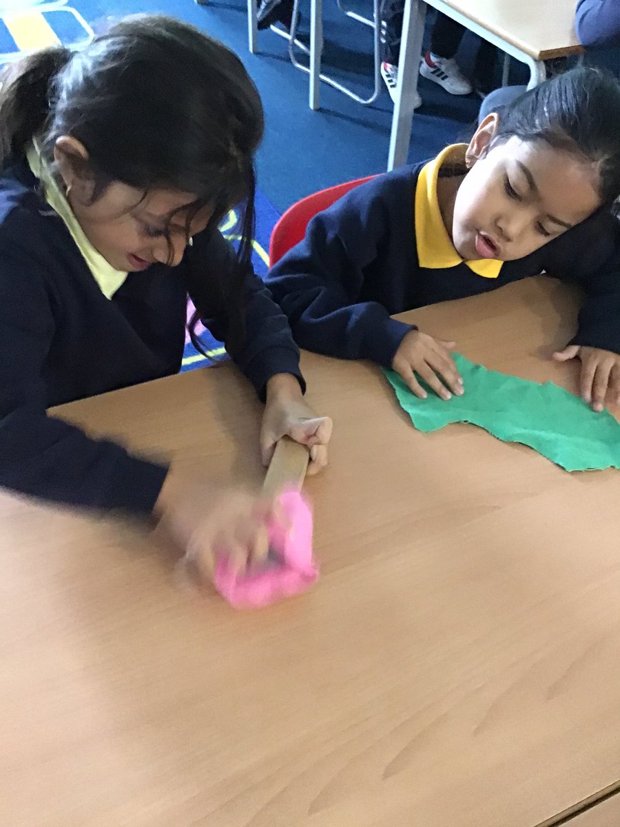 Morningside_ps's tweet image. Today, #Year2 looked at some samples of different #fabrics and named them. We then #experimented to see which #fabrics have the #properties of being #hard-wearing or #durable.