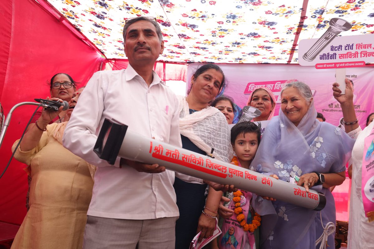 SavitriJindal's tweet photo. आज सेक्टर 21 में आयोजित जनसंपर्क कार्यक्रम में शामिल होकर अपने लोगों से मिलने और संवाद करने का अवसर मिला। 

हिसार का विश्वास, परिवर्तन और विकास। https://t.co/QPX9ufkJDd