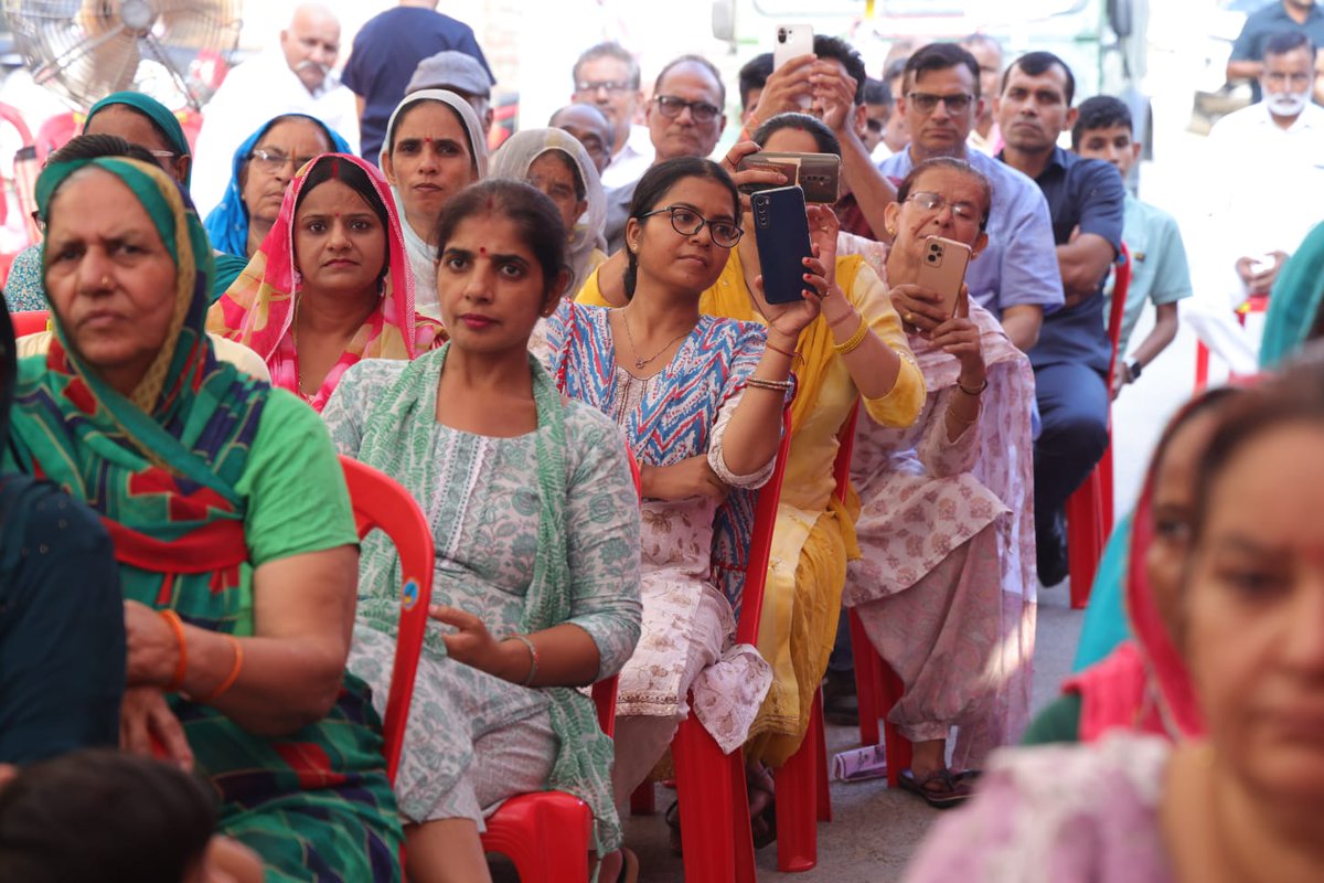 आज सेक्टर 21 में आयोजित जनसंपर्क कार्यक्रम में शामिल होकर अपने लोगों से मिलने और संवाद करने का अवसर मिला। 

हिसार का विश्वास, परिवर्तन और विकास।