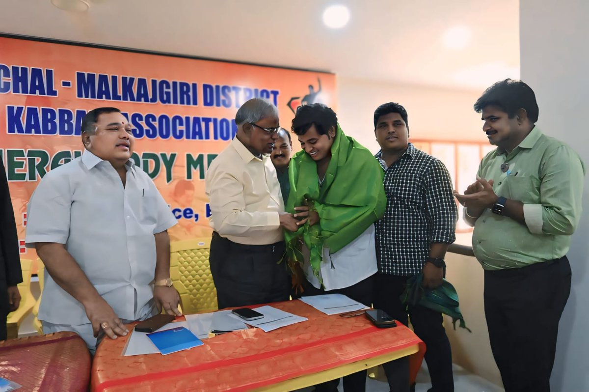 KasaniVeeresh's tweet photo. మేడ్చల్ మల్కాజిగిరి జిల్లా కబడ్డీ అసోసియేషన్  అధ్యక్షుడిగా ఎన్నిక కావడం చాలా సంతోషంగా ఉంది. 

నాపై నమ్మకంతో అధ్యక్షుడిగా ఎన్నుకున్నవారందరికీ ధన్యవాదాలు. నా పై ఉంచిన బాధ్యతను సక్రమంగా నిర్వర్తిస్తాను. https://t.co/LHZlkjxK3U