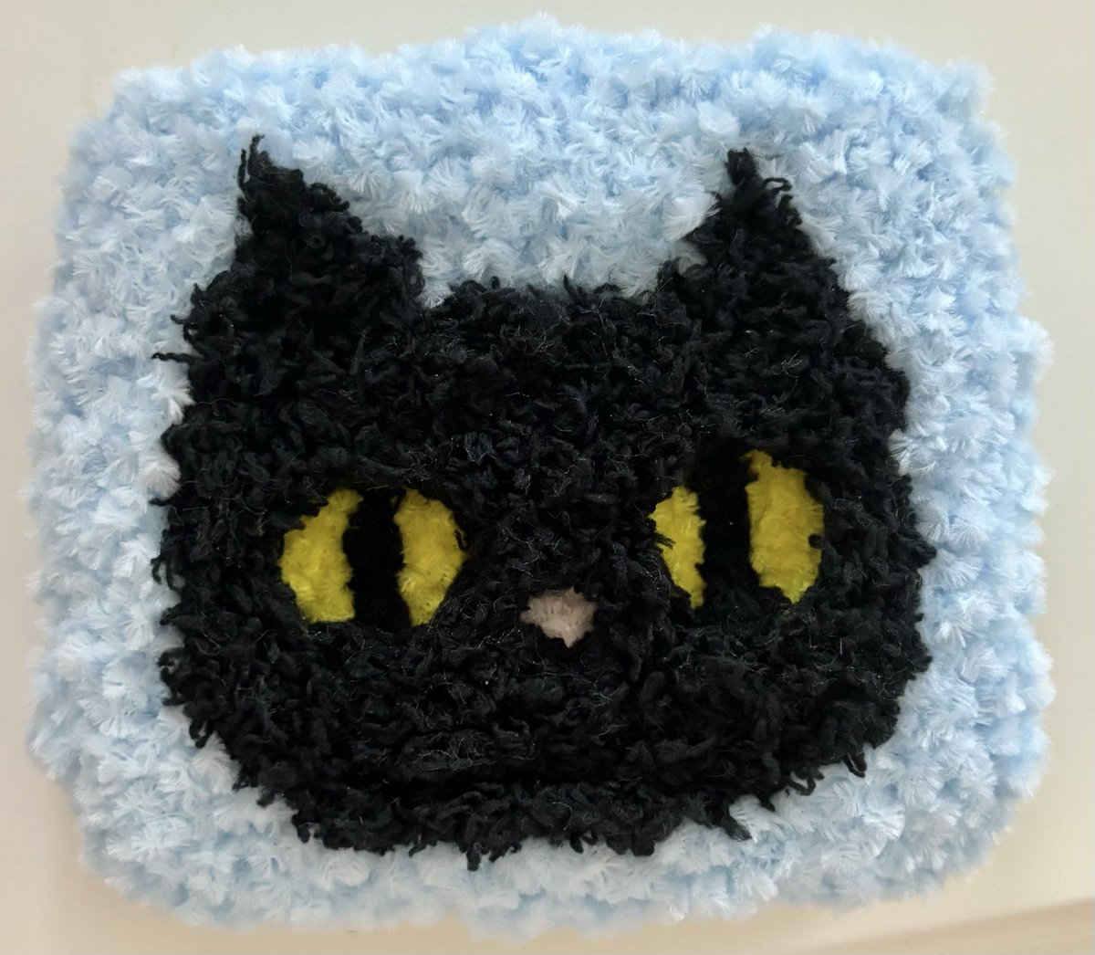 oky_983's tweet photo. コースターのつもりで作ったのですが、思ったより厚みが出てしまったのでどうしたものか🤨🐱 #パンチニードル https://t.co/Qm7qtbWma2