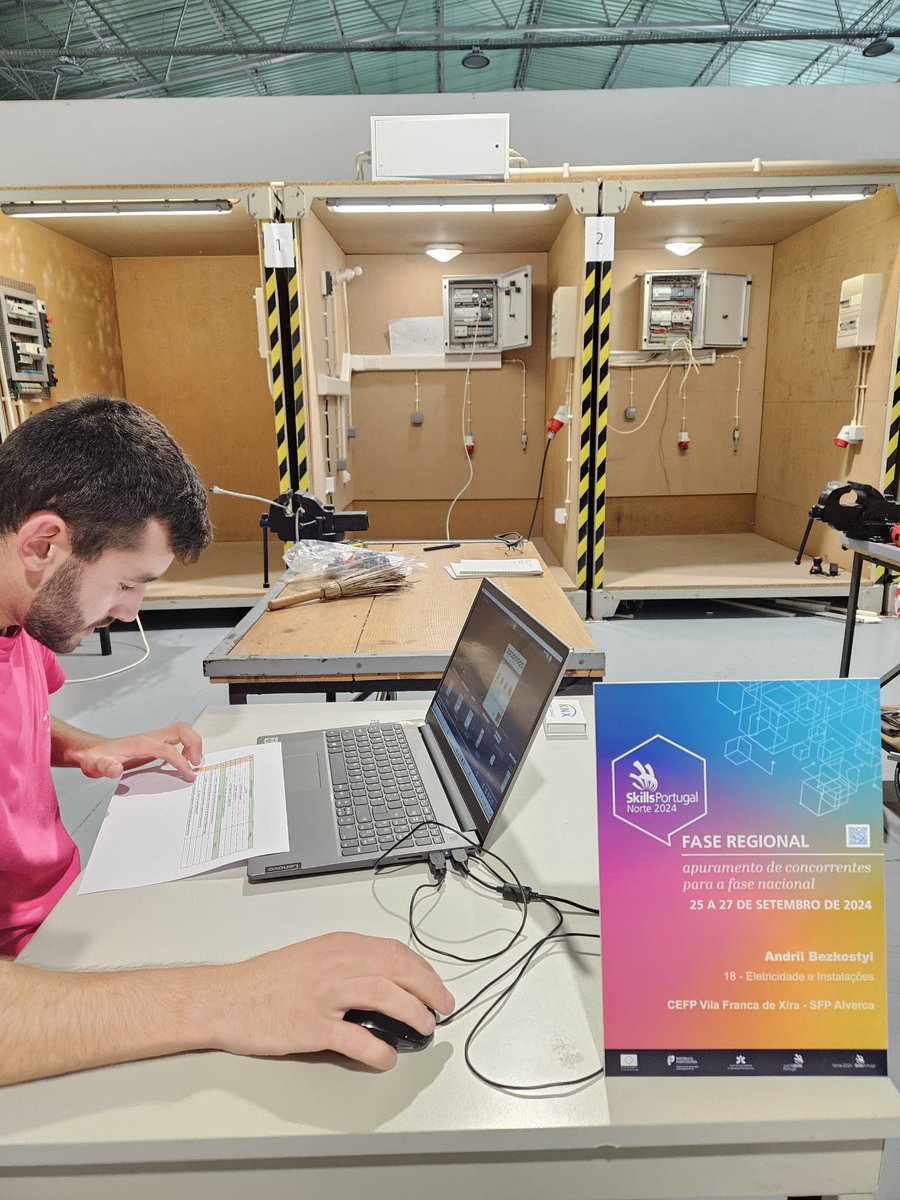 KnxSimulator's tweet photo. Concursantes de #𝗘𝗹𝗲𝗰𝘁𝗿𝗶𝗰𝗶𝗱𝗮𝗱 𝗲 #𝗜𝗻𝘀𝘁𝗮𝗹𝗮𝗰𝗶𝗼𝗻𝗲𝘀 dándolo todo en @KnxSimulator durante la 𝗙𝗮𝘀𝗲 𝗥𝗲𝗴𝗶𝗼𝗻𝗮𝗹 para clasificar a la gran final Nacional de 𝗦𝗸𝗶𝗹𝗹𝘀 𝗣𝗼𝗿𝘁𝘂𝗴𝗮𝗹 𝟮𝟬𝟮𝟰 de noviembre💪 
#KNX #WorldSkills #smarthome #domótica https://t.co/pHjBDRo09E