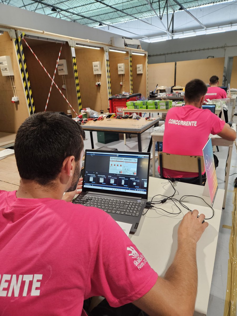 Concursantes de #𝗘𝗹𝗲𝗰𝘁𝗿𝗶𝗰𝗶𝗱𝗮𝗱 𝗲 #𝗜𝗻𝘀𝘁𝗮𝗹𝗮𝗰𝗶𝗼𝗻𝗲𝘀 dándolo todo en <a href="/KnxSimulator/">KNX Simulator</a> durante la 𝗙𝗮𝘀𝗲 𝗥𝗲𝗴𝗶𝗼𝗻𝗮𝗹 para clasificar a la gran final Nacional de 𝗦𝗸𝗶𝗹𝗹𝘀 𝗣𝗼𝗿𝘁𝘂𝗴𝗮𝗹 𝟮𝟬𝟮𝟰 de noviembre💪 
#KNX #WorldSkills #smarthome #domótica