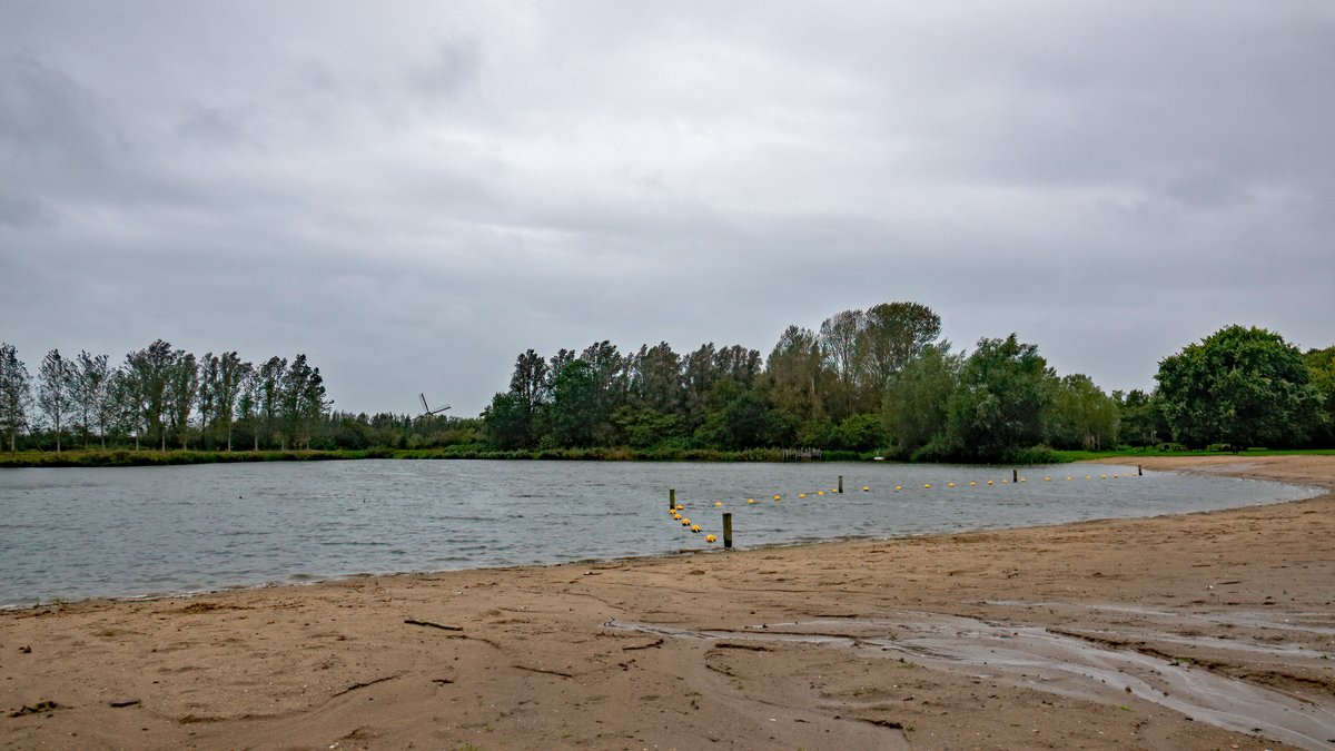 StormjagersNL's tweet photo. Troosteloos weer met harde wind en veel regen op het eiland Voorne πΈ #weerfoto #Hekelingen #Simonshaven #Zuidland @KikiBo21937 @MRTfotografie @johan_klos @BasMunne @BuienRadarNL @mrmiddendorp @EdAldus @janvissersweer @weerverteller @weerplaza @EilandVoorne @RoosmarijnKnol https://t.co/JOTTnTIk5f