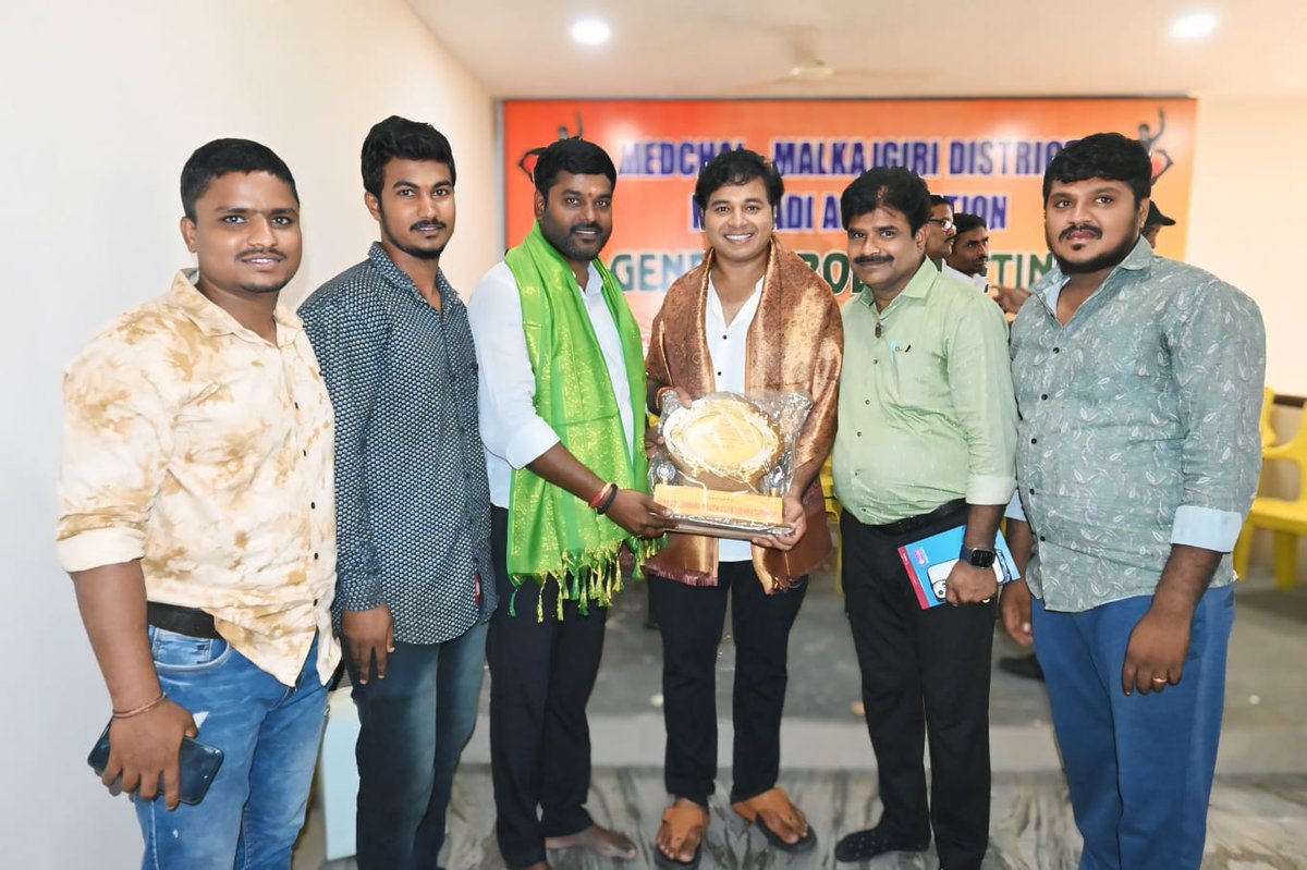 KasaniVeeresh's tweet photo. మేడ్చల్ మల్కాజిగిరి జిల్లా కబడ్డీ అసోసియేషన్  అధ్యక్షుడిగా ఎన్నిక కావడం చాలా సంతోషంగా ఉంది. 

నాపై నమ్మకంతో అధ్యక్షుడిగా ఎన్నుకున్నవారందరికీ ధన్యవాదాలు. నా పై ఉంచిన బాధ్యతను సక్రమంగా నిర్వర్తిస్తాను. https://t.co/LHZlkjxK3U