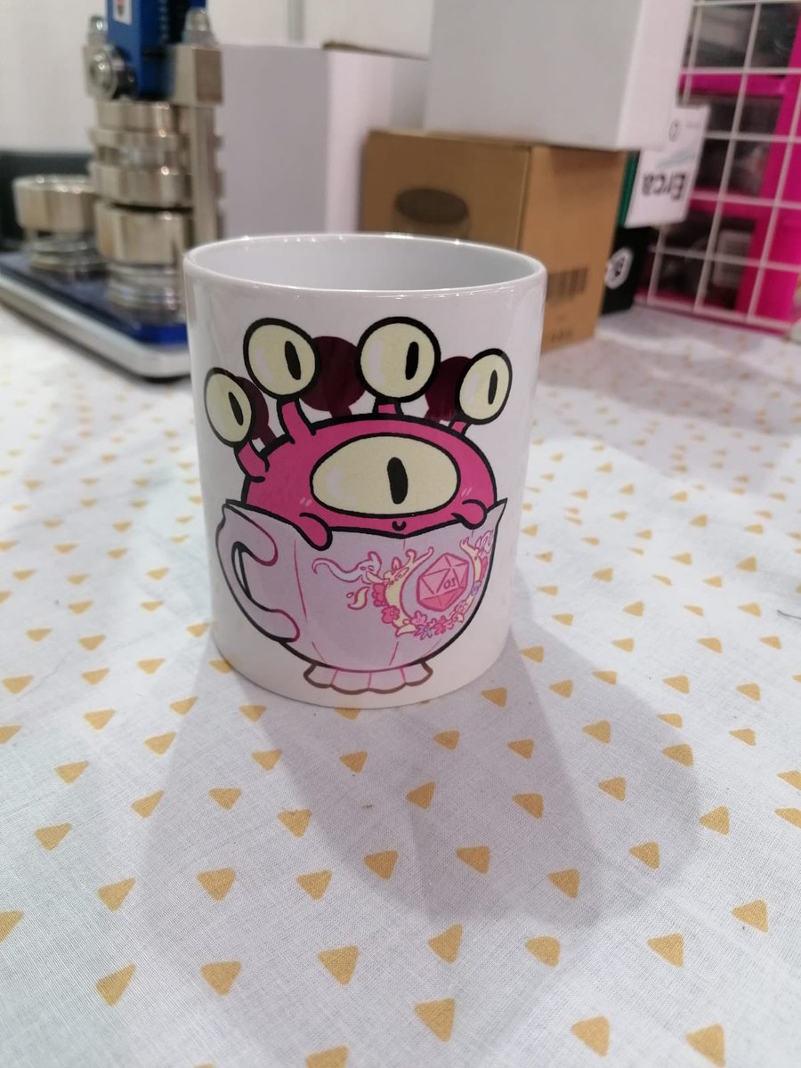 artesanianero's tweet photo. Estamos en el @IndieDevDay y os hemos traído la primera sorpresa:

Tazas de @lauriellemaven de asalto al castillo y de ojitos lindos 💜

Venid a verlas,y si queréis,mañana os las traemos de vuelta calentitas recién hechas ^^

No me dejéis mal, q yo le he dicho que os encantarían! https://t.co/ktsn6jfGlX