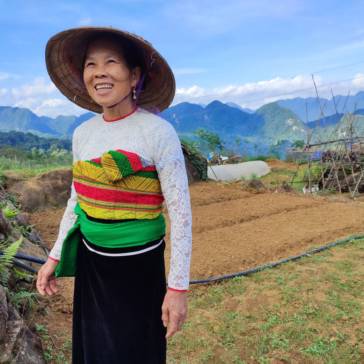 La #JournéeMondialeDuTourisme célèbre l'écotourisme qui préserve la biodiversité et crée des opportunités durables pour les femmes Thai et Muong. 🌍✨

Le Gret accompagne 89 femmes dans 3 coopératives, développant hébergements et visites culturelles pour un avenir durable ! 🌿💪