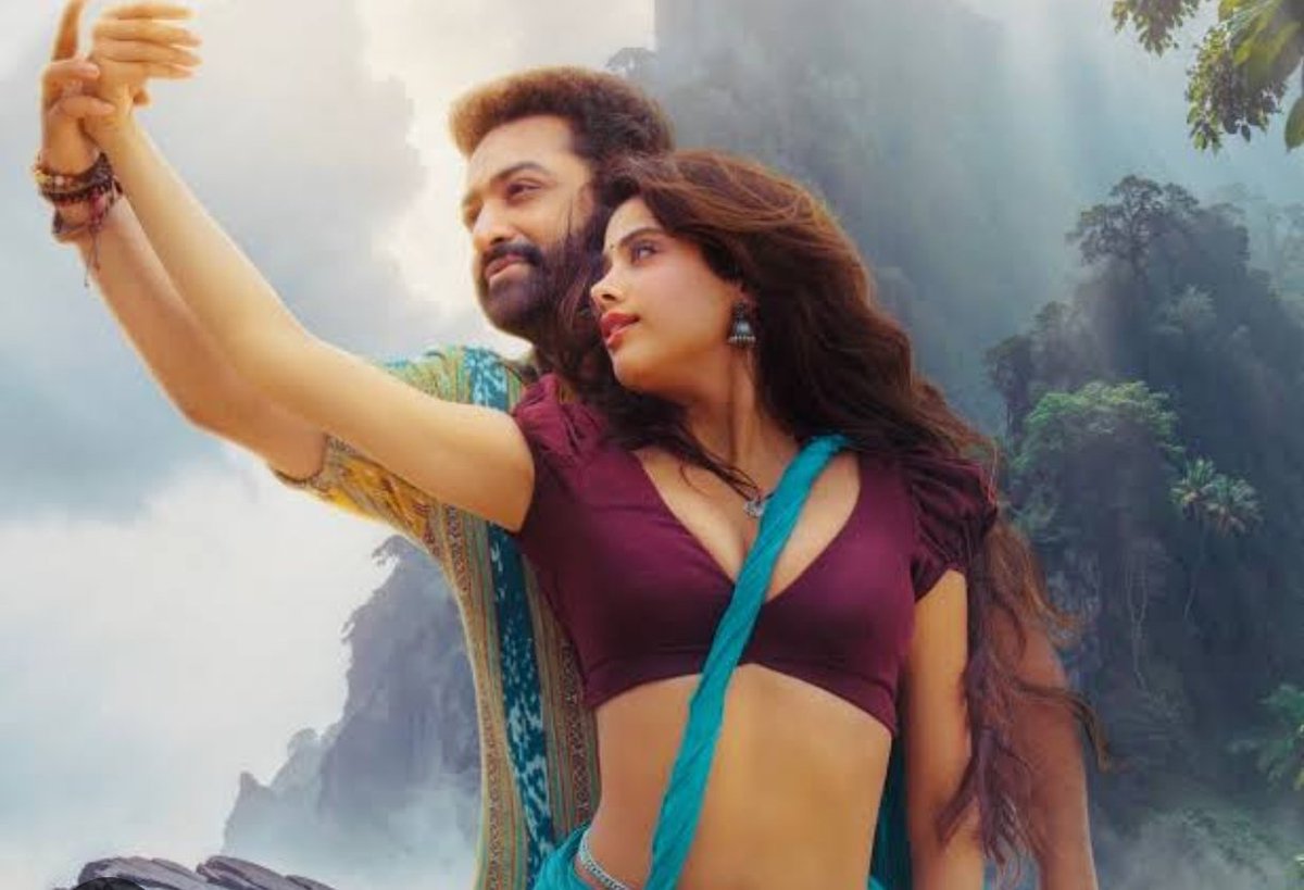 Dinkar1316's tweet photo. Wah. Kya Seen hai 😜😉😁 
#DevaraStorm #DevaraReview #JrNTR
#JanhviKapoor #DevaraBookings 
#DevaraBlockbuster 
#DevaraDay 
#Devara #JanhviKapoor https://t.co/BKHgKBaelR