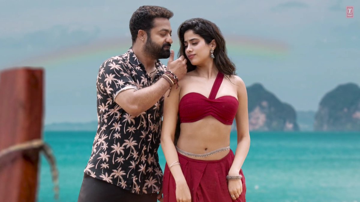 Dinkar1316's tweet photo. Wah. Kya Seen hai 😜😉😁 
#DevaraStorm #DevaraReview #JrNTR
#JanhviKapoor #DevaraBookings 
#DevaraBlockbuster 
#DevaraDay 
#Devara #JanhviKapoor https://t.co/BKHgKBaelR
